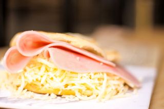 AREPA DE JAMON Y QUESO