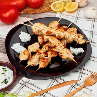 Souvlaki de pui cu tzatziki
