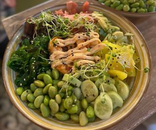 Poke bowl z krewetkami smażonymi