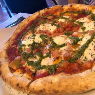 Pizza Romeo y Giulietta (Tomate, Mozzarella Fresca y Pesto)