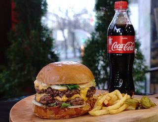 ჰიურემის ორმაგი ბურგერის მენიუ