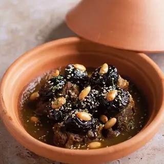 Tajín de ternera con ciruelas y almendras