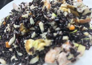 201 - Riso nero saltato con gamberi e verdure