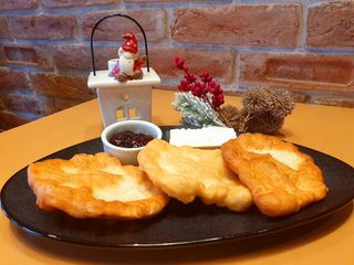 Мекици с конфитюр и сирене