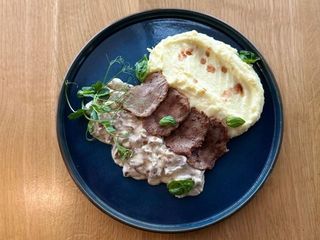 ГАРЯЧА ЗАКУСКА З ГРИБНИМ СОУСОМ ТА ПЮРЕ