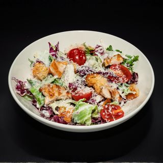 Salată cu piept de pasăre la grătar