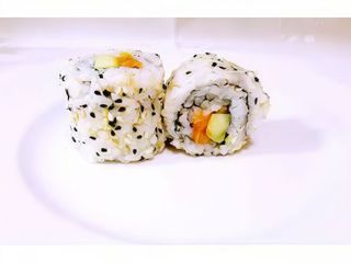 Maki pez mantequilla, pepino y aguacate