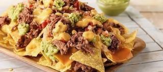 Ración De Nachos Pulled Pork Con Guacamole Y Pico De Gallo