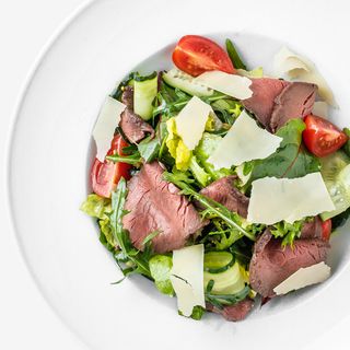 Зелений салат з ростбіфом та авокадо
