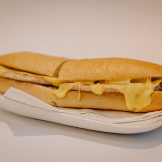 Bocadillo De Lomo Con Queso