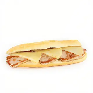 Bocadillo de lomo con bacon y queso