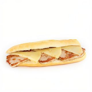 Bocadillo de lomo con bacon y queso
