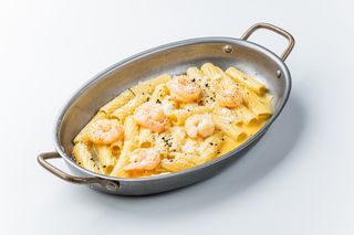 Рігатоні карбонара з креветками та беконом 