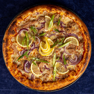 PIZZA CU FILE DE TON ȘI CEAPĂ AROMATĂ