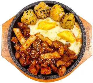 Pollo picante, tteokbokki y queso a la piedra