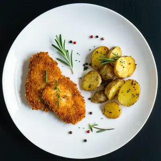 Snitel de pui cu panko cu cartofi cu rozmarin