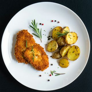 Snitel de pui cu panko cu cartofi cu rozmarin