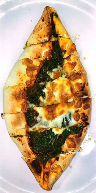 Pide De Espinacas,bacon,huevo y queso.