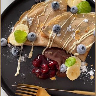 Палачинка с домашно сладко от боровинки и бял шоколад 