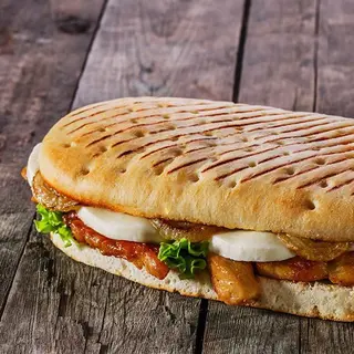 Bocadillo de pechuga de pollo con queso fundido