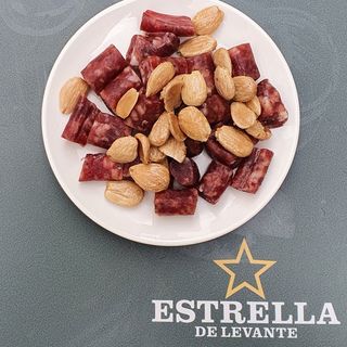 Salchicha seca con almendras
