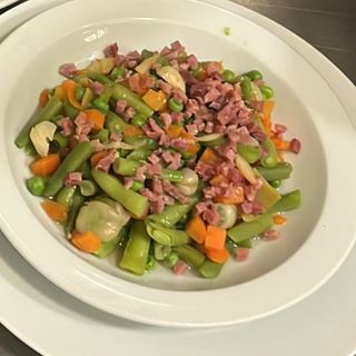 Menu (1)Menestra de verduras con jamón  (2)Chuletas de cordero 