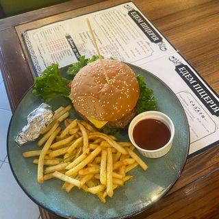 Бургер з котлетою + фрі