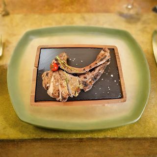 Св. врат без кост с печени картофи и лютеница