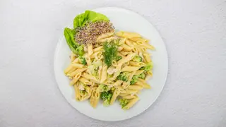 Makaron penne z brokułami w sosie serowym (500 g)