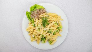 Makaron penne z brokułami w sosie serowym