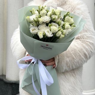 7 гілок білої еустоми в упакуванні 