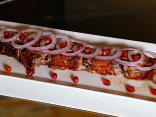 ღორის ნეკნები მაყალზე