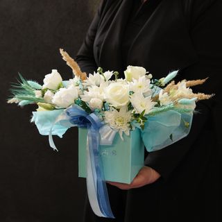 Квіткова композиція в блакитних тонах