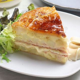 Tortilla de patatas, cebolla, chorizo y queso