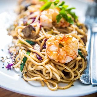 Noodles de gambas + 1 agua gas + 1 postre casero