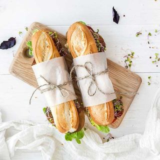 291. Bocadillo ternasco y huevos rotos 