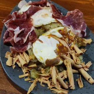 Huevos Rotos Trufados c/Jamón 100% Ibérico  y Virutas de Foie