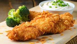 Şniţel de pui în fulgi de porumb