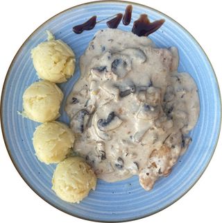 Pui a la crema con champignon si piure de cartofi 