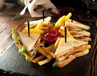 Сандвич с луканка, кашкавал и яйце (350г)