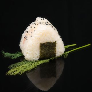 84. Onigiri salmón aguacate y queso (1u)