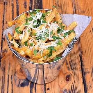 Cartofi prajiti cu usturoi, parmejan, patrunjel