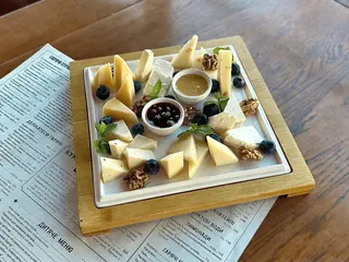Ціла тареля сирів (240/45g)