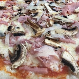 Pizza Clásica Redonda Prosciutto E Funghi