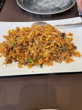 Riso con salsa di soia e manzo e gamberi 招牌炒饭