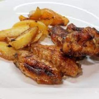 Alitas de pollo con papas y salsa