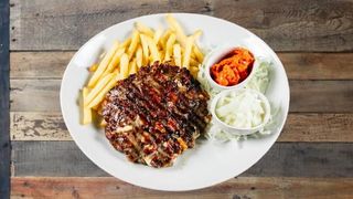 Gurmanska pljeskavica s pancetom, sirom i kajmakom s prilogom