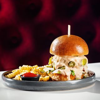 BBQ ჩილი ბურგერი (+ ფრი და კეჩუპი)