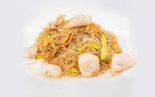 615 Spaghetti di riso cinesi saltati con pollo e verdure e uovo