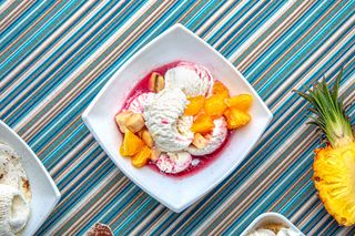 Înghețată cu fructe și lichior